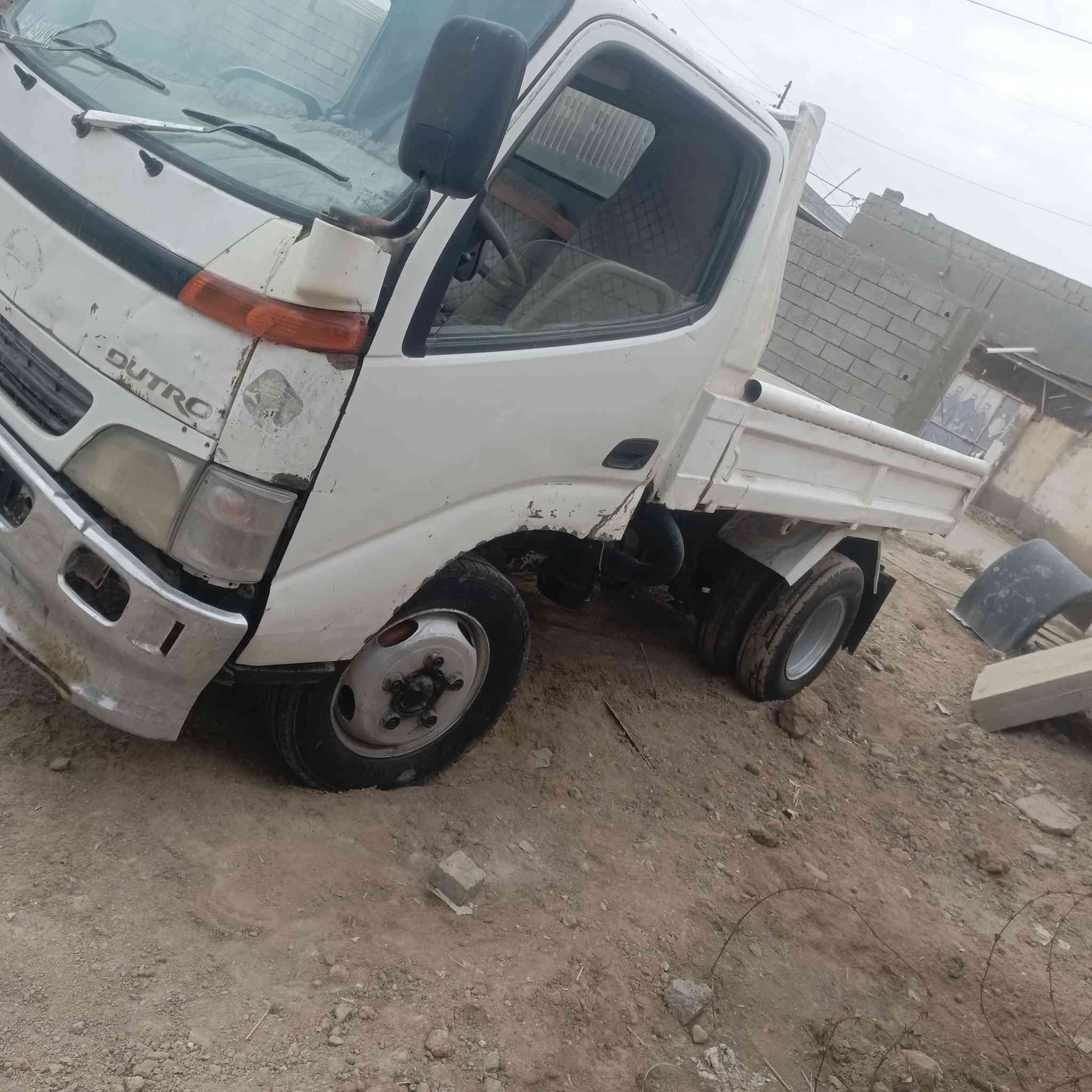 السلام عليكم كنتر للبيع انگر قلاب موديل 2005 محرك 32،104  شاصي مكفول رقم اصفر معلايه بس اسويلك وكالة السيارة جاهزة للعمل المكان البصره ،السعر 60,وبيهه مجال ***********,,,***********,, اتصل ،
