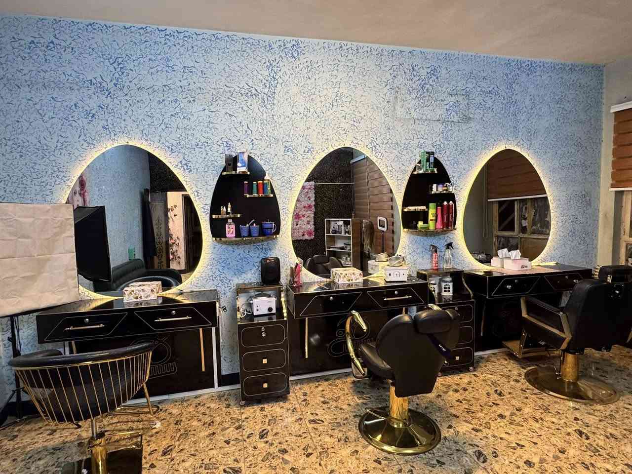 سلام عليكم 
ميز وكرسي حلاقه عدد 4 تريد واحد اطيك تريد 4 عادي
سعر مرايه كرسي 225 الف عنوان بغداد بلديات
***********
