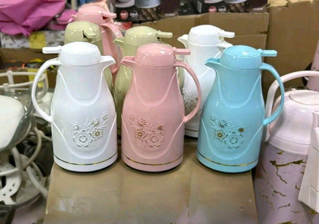 ترامس  شاي وقهوة بألوان باستيل هادئة:
​التصميم: بلاستيك خارجي بنقشة ورد ناعمة، متوفرة بألوان (أبيض، وردي، سمائي، وكريمي).
​المميزات: عملية وخفيفة، مع إطار ذهبي بسيط من الأسفل ينطيها لمسة ترتيب.
​الاستخدام: تحفظ الحرارة والبرودة(ضمان12ساعه)، وتفيد للتقديم اليومي أو للجمعات العائلية.
