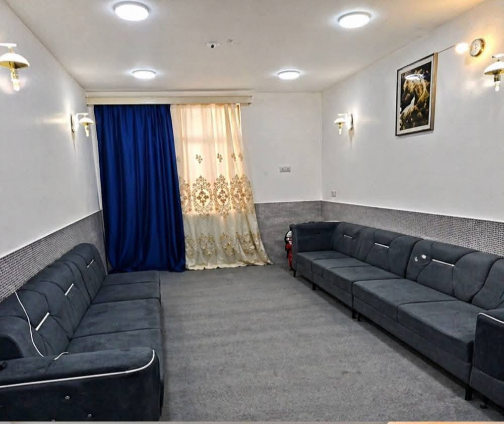 بيت للبيع المساحه ١٠٠ متر مطلوب ٢١ ونص تسديد كل سنه مليون وربع منطقة ٥٣ قريب على شارع كربلا وبصف شارع قنبر بناء درجة أولى طابق ونص للتواصل ***********
