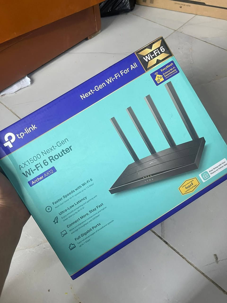 راوتر اللبيع مواصفات
السرعة والتقنية (Wi-Fi 6)
​المعيار اللاسلكي: يدعم أحدث تقنية Wi-Fi 6 (802.11ax)، وهي أسرع وأكثر استقراراً في المناطق المزدحمة.
​السرعة الإجمالية (AX1500):
​تردد 5 جيجاهرتز: تصل السرعة إلى 1201 ميجابت/ثانية.
​تردد 2.4 جيجاهرتز: تصل السرعة إلى 300 ميجابت/ثانية.
​ثنائي النطاق (Dual-Band): يبث شبكتين في وقت واحد، واحدة للأجهزة القريبة والسريعة، والأخرى لتغطية أبعد.
​2. التغطية وقوة الإشارة
​الهوائيات: يحتوي على 4 هوائيات خارجية عالية الأداء لضمان وصول الإشارة لكل زوايا البيت.
​تقنية Beamforming: يقوم الراوتر بتركيز الإشارة باتجاه الأجهزة المتصلة بدلاً من بثها بشكل عشوائي، مما يقوي الإنترنت في الغرف البعيدة.
​3. المنافذ (Hardware)
​المنافذ السلكية: جميعها Gigabit (أسرع بـ 10 مرات من المنافذ العادية):
​1 منفذ WAN (لربط سلك النانو أو الفايبر).
​3 منافذ LAN (لربط الحاسبة، البلايستيشن، أو الشاشة الذكية).
​4. المميزات الذكية والأمان
​تقنية OFDMA & MU-MIMO: تسمح للراوتر بالتحدث مع عدة أجهزة في نفس الوقت بدون أن ينتظر جهاز الآخر، وهذا يقلل "اللاك" (Ping) في الألعاب.
​أمان WPA3: أحدث بروتوكول حماية وتشفير، مما يجعل اختراق شبكتك أمراً شبه مستحيل.
​إدارة سهلة: يمكنك التحكم بالراوتر، تغيير الرمز، ومعرفة المتصلين عبر تطبيق TP-Link Tether على الموبايل

⭕سعره 40مكاني رميثة


**إذا كنت صاحب هذا الإعلان وتريد حذفه لأي سبب، رجاءا أرسل رسالة إلى الدعم الفني**