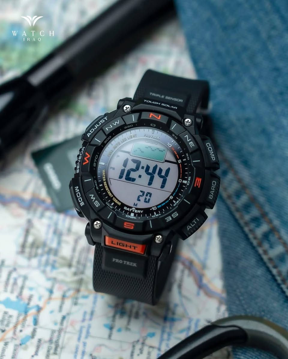 كاسيو بروتريك هي الخيار الأمثل للمغامرين ومحبي الأنشطة الخارجية. تدمج بين المتانة الفائقة والتكنولوجيا المتقدمة؛ حيث تعتمد على تقنية المستشعر الثلاثي (Triple Sensor) لقياس العوامل الطبيعية بدقة
•ابرز المواصفات والميزات العامة المتوفرة في معظم طرازات هذه السلسلة:
🛠️ المستشعرات الأساسية (Triple Sensor)
•البوصلة الرقمية: لتحديد الاتجاهات الجغرافية بدقة أثناء التنقل
•مقياس الارتفاع: لقياس الارتفاع عن سطح البحر ورسم بياني لصعود الجبال
•مقياس الضغط الجوي: للتنبؤ بتغيرات الطقس المفاجئة بناءً على الضغط الجوي
•مقياس الحرارة: لقياس درجة حرارة الجو المحيط
 •الطاقة والمتانة🔋
• الطاقة الشمسية (Tough Solar): شحن البطارية تلقائياً عبر أي مصدر ضوء (شمس أو إضاءة صناعية)
•مقاومة الماء: تتحمل ضغط الماء حتى عمق 100 أو 200 متر (حسب الطراز)
•مقاومة درجات الحرارة المنخفضة: تعمل بكفاءة حتى درجة تجمد تصل إلى (-10 درجات مئوية).
 📅 وظائف التوقيت الإضافية.
•التوقيت العالمي: عرض الوقت في عشرات المدن والمناطق الزمنية المختلفة
•بيانات الشمس والقمر: عرض مواعيد شروق وغروب الشمس، وأطوار القمر (في طرازات محددة)
•ميزات رياضية: ساعة إيقاف (Stopwatch)، مؤقت تنازلي، و5 منبهات يومية.
•إضاءة LED كاملة: إضاءة قوية للشاشة تضيء تلقائياً عند إمالة المعصم نحو الوجه في الظلام.
للحجز والاستفسار: واتساب ***********
