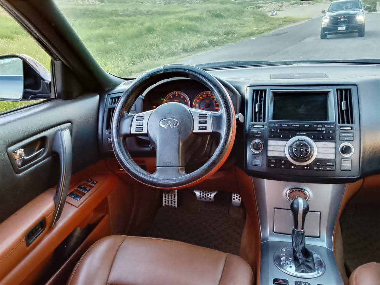 إنفينيتي FX35 موديل 2008 كروس أوفر رياضية فاخرة بامتياز، تتميز بمحرك \(V6\) سعة 3.5 لتر يولد 280 حصاناً، وتصميم خارجي جريء، ونظام دفع خلفي أو رباعي. تجمع بين أداء السيارات الرياضية وعملية الـ SUV، وتأتي بنظام تعليق متماسك، ونظام صوتي مميز من Bose.المواصفات الفنية الكاملة (2006):المحرك: 3.5 لتر \(V6\) (24 صمام) مصنوع من الألومنيوم، كامات علوية مزدوجة.القوة: 280 حصان.عزم الدوران: 37.9 كجم/م (270 رطل-قدم).ناقل الحركة: أوتوماتيك 5 سرعات مع وضعية يدوية (تيبترونيك).نظام الدفع: خلفي أو رباعي ذكي  ثانية.الميزات والتجهيزات:التصميم الخارجي: جنوط ألمنيوم  20 بوصة الحديث ، مصابيح زينون أمامية كشافات زينون مع اضافات عدسات (Xenon)، وفتحة سقف 
.المقصورة الداخلية:
 مقاعد جلدية فاخرة، مقاعد أمامية كهربائية بـ 8 اتجاهات مع ميزة التدفئة، شاشة معلومات
، ونظام تكييف أوتوماتيكي
 مزدوج.التقنية: نظام صوتي كامل  Bose مع شاشة تيسلا اورجيتال لعرض كامل معلومات السيارة ع الشاشة، نظام ذكي لتشغيل السيارة (Keyless).الأمان: فرامل \(ABS\) مهواة، نظام توزيع قوة الفرملة (\(EBD\))، وسائد هوائية متطورة، ونظام التحكم في الجر
:المميزات: أداء رياضي قوي جداً، ثبات ممتاز
فحص كامل بسعر 5800 د
الممشى :١٧٥ الف كم ‏‪+962795948401‬‏


**إذا كنت صاحب هذا الإعلان وتريد حذفه لأي سبب، رجاءا أرسل رسالة إلى الدعم الفني**