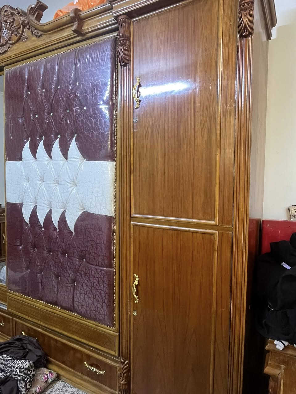 غرفة اخشاب مصري اخذتها ب ٥ ملاين تفصال عارضيها بمليونين غرفه ضخمه جداً الرقم ***********
