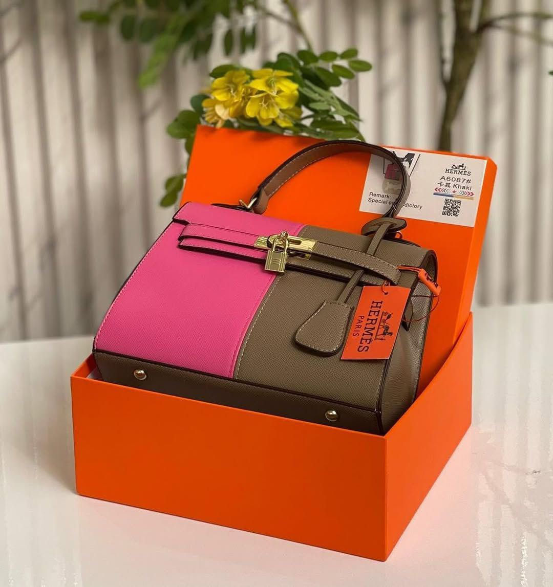 حقيبة فاخرة من طراز هيرمز بتصميم ماستر كوالتي،. تتميز بتفاصيل معدنية أنيقة وإغلاق تقليدي مع قفل وحزام أمامي قابل للتعديل.مع لمسات نهائية دقيقة تعكس أعلى معايير الجودة والفخامة. تصميم يجمع بين الأناقة الكلاسيكية والطابع العصري الفاخر.


**إذا كنت صاحب هذا الإعلان وتريد حذفه لأي سبب، رجاءا أرسل رسالة إلى الدعم الفني**