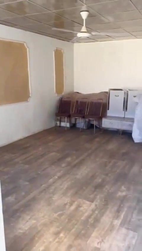 السلام عليكم
منزل قطع مساحة ٨٥ متر 
واجهه ٤،٢٥ ونزال ٢٠
جوة طرمه ومطبخ وغرفه ومخزن وصحيات
وفوك سطح وغرفه نوم وكما موضح بالفيديو
شارع مقرنص
الموقع الميكانيك قرب الدير 

للاستفسار اكثر الاتصال على الرقم ***********
