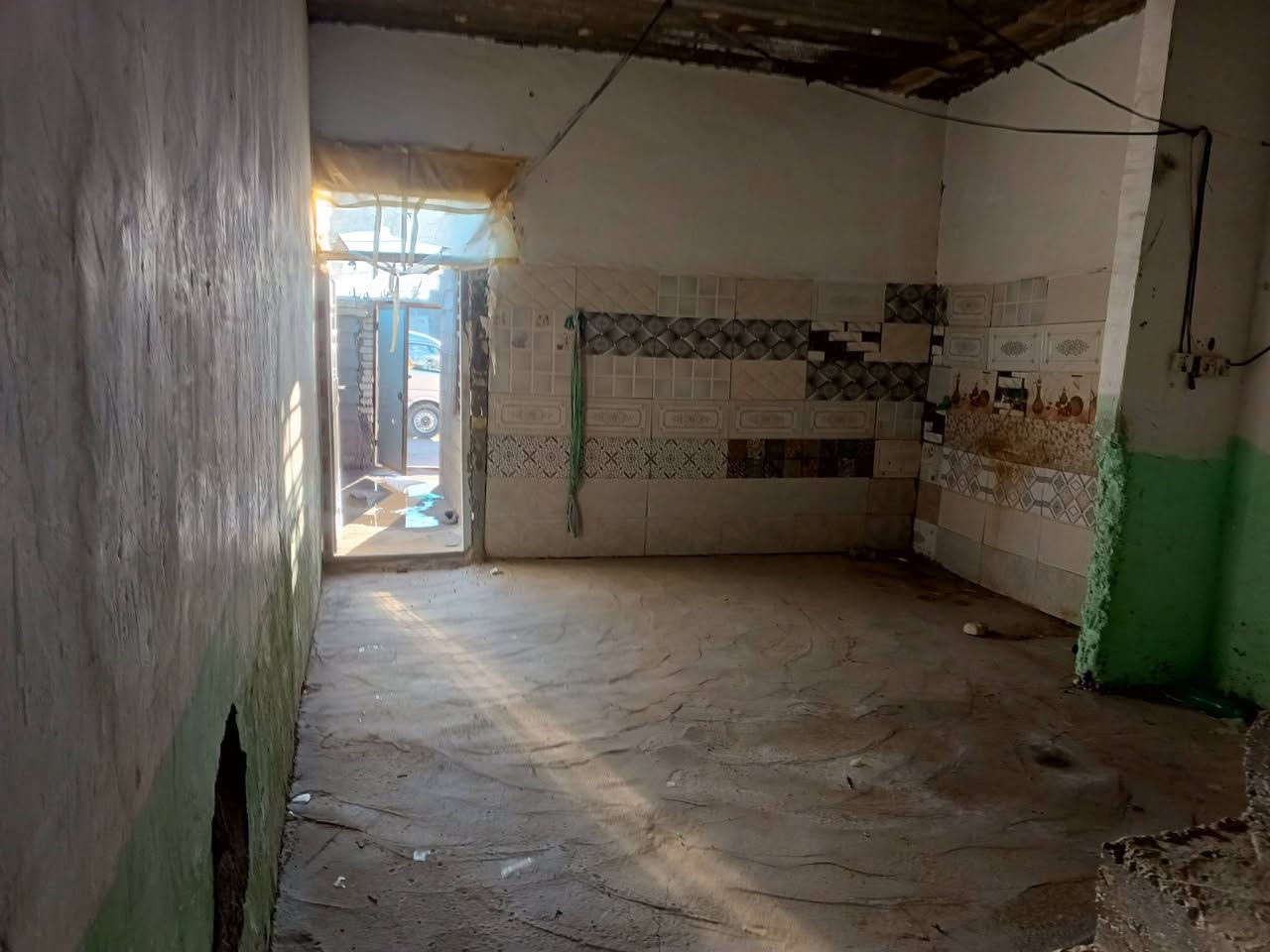 سلام عليكم ورحمه الله وبركاته بيت للبيع المساحه 100متر مكانه كربلاء المقدسة كنطرت السلام عبر الحولي مكانه امان وقريب علا دار الايتام والمستوصف ومدارس قريبه  السعر 17مليون وبي مجال الطيبين رقم الموبايل ***********
