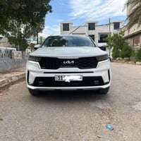 كيا سورنتو خليجي  رقم بغداد الماني بسمي  لون ابيض  موديل ٢٠٢١ ٦ سلندر ...