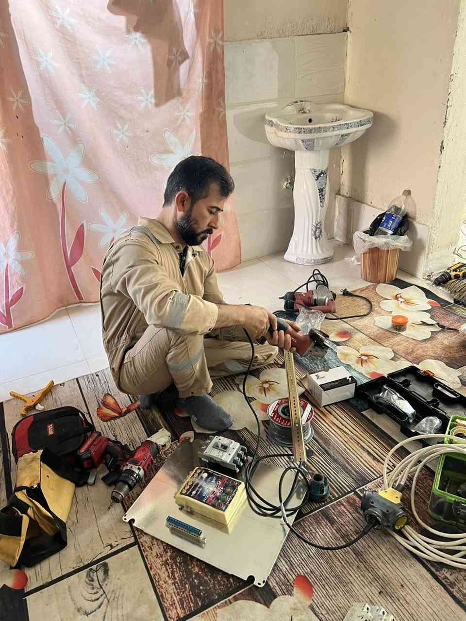 قال الامام علي (عليه السلام ) (ان خير المال ماكسب ثناءا وشكرا وأوجب ثوابا وأجرا). 

 توجهت ((جمعية أبناء الفيحاء الخيرية  ))  الى بيت احد العوائل  المتعففة في قضاء ابي الخصيب  . قامت بتاسيس كهرباء لغرفة وهور ومطبخ وصحيات    . نسال الله ان يتقبل عملنا بأحسن قبوله . جزى الله المحسنين الذين يجودون بأموالهم وانفسهم . لاسعاد وزرع البسمة على وجوه عوائلنا من الشهداء والفقراء والمتعففين . اللهم وفق الجميع . للتبرع والمساهمة الاتصال على الارقام التالية ولكم الاجر والثواب 

***********
‭٠٧٨٢ ٢٣٢ ١٣٢٠‬
