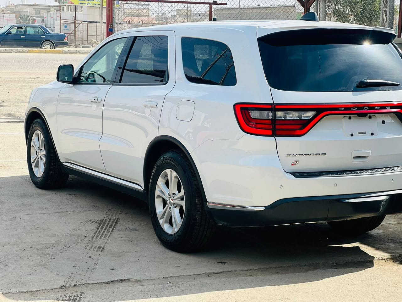 السلام عليكم
دوج دورنكو موديل 2022 اصل بوليسي بدون ارقام تترقم جميع المحافظات 
حادث بنيد بدل ومصبوغ والجاملغ نفسه بلادي مصبوغ 
المواصفات:- 
مواصفات SXT . نص فول . محرك 6 سلندر 3600 . كشنات مخمل حضن . كشن السائق كهربائي . لايت زنون .عالي . ناصي . تشغيل عن بعد . تحكم ستيرن . شاشة كبيرة . تبريد 3 قطع . 7 راكب . رادار جانبي . مثبت سرعه . وباقي مواصفات SXT  معروفه 
مكان السيارة البصره قضاء القرنه 
 للاستفسار الاتصال/  ‭ ‬ ‭0788 498 6898
