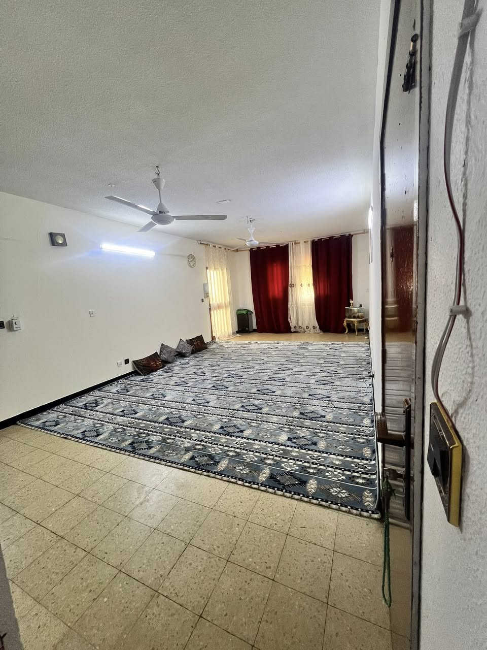 السلامً علكيم. شقة للبيع طابق ثالث محمودية
مجمع القادسية نهاية شارع السوك 
مقابيل الحولي  
الاستفسار الاتصال ***********
