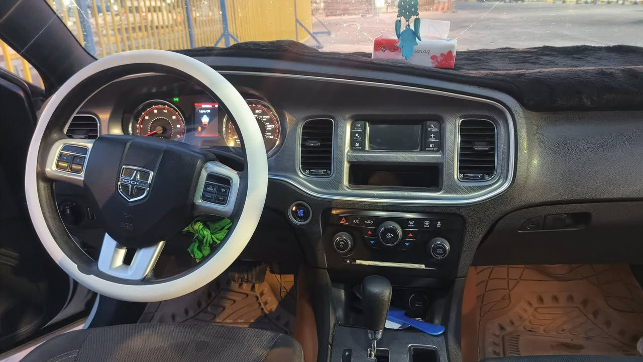 السلام عليكم
جارجر 2013كندي كفاله عامه  عده تقسيم الجاملغ سياره حداديه تبريد  كله جديد غرفتها مال 19 سياره باسمي ماتصرف عليه ربع ***********
