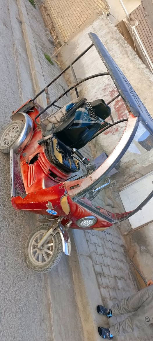 تكتك معوقين :-
دراجة شغاله من كلشي كهربائيات جاهزه 
مكينه شغاله بيها بس كازكت سعرها ٥٠٠ 
وبيها مجال بسيط 
مكلف بالنشر 
***********
