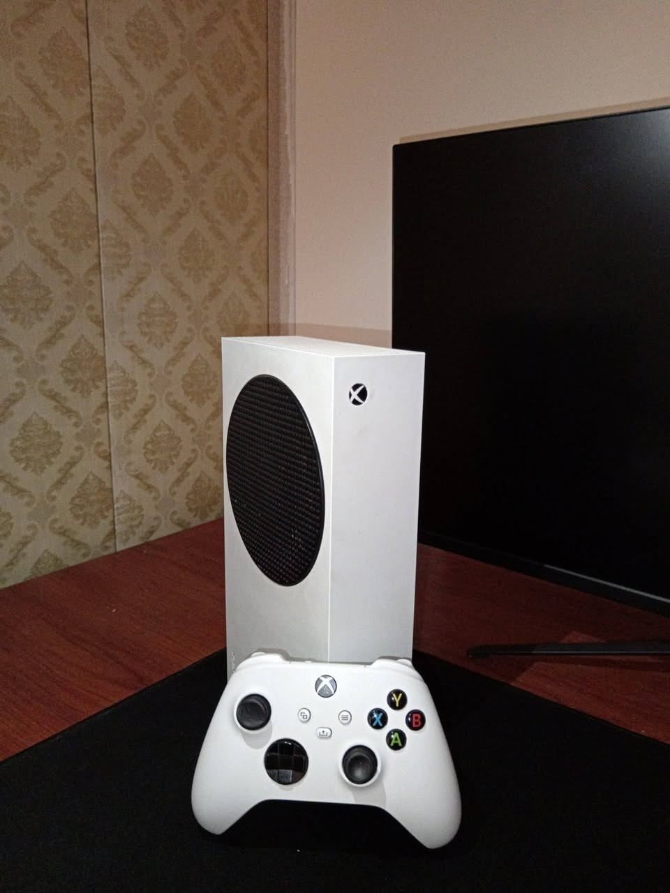 سلام عليكم
يتوفر XBOX  Series S ما مفتوح 
يجي ويا فيفا 2026 🔥
جوستك واحد  🎮
بسعر 340 قفل 🔒  
التواصل على هاذة الرقم ***********
