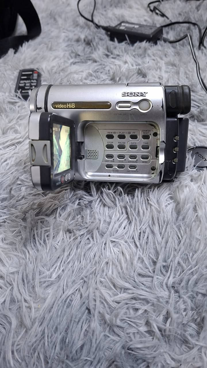 السلام عليكم للبيع كامره فديو نضيفه مستخدمه قليل الي يحب يتواصل وياي واتساب ***********
🌹Sony🔎 900X 40X Zoom🔍🌹
100 الف
