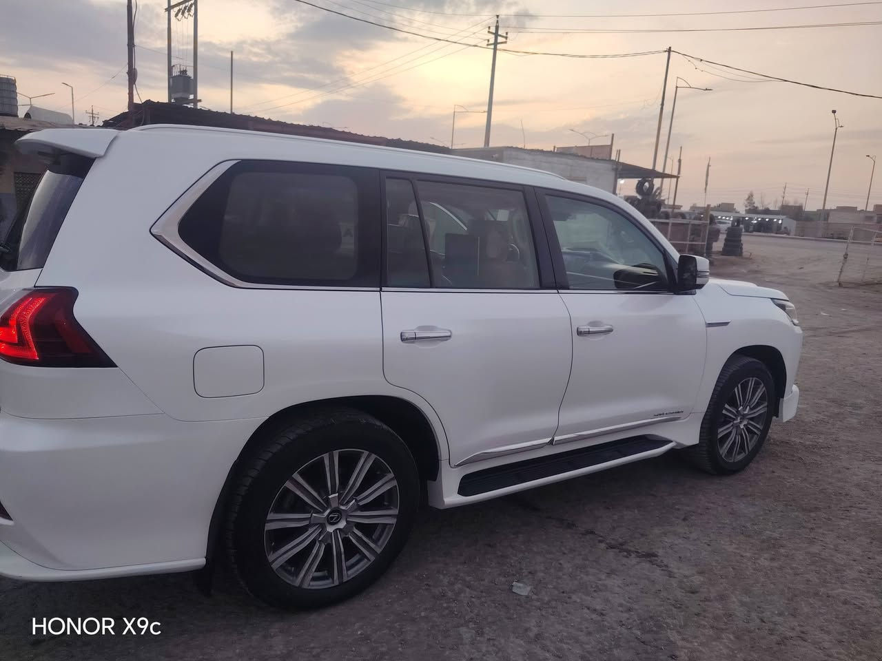 سلام عليكم
لكزز موديل 2017 خليجيه صبغ باب وجاملغ الخلفي جهة السائق اثر شخط مكينه ٥٧٠٠ /٨ سلندر
السياره فول الفول السعر أتصل واني خادم ***********
