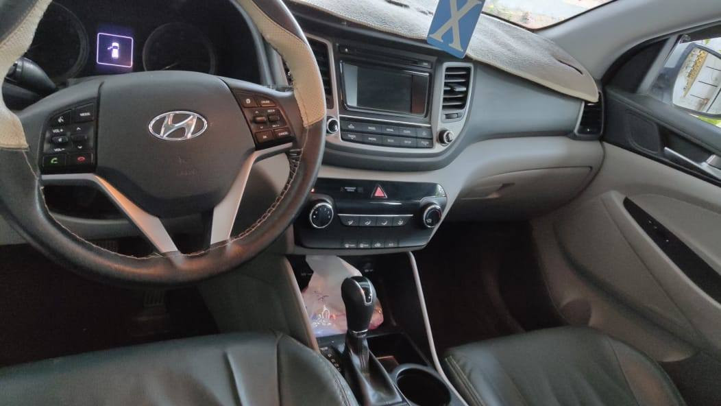 السلام عليكم
توسان 2017 وارد امريكي🖤 ليبل واحد بدون ايرباك 
فقط جاملغ عكس السائق معدل على بارد 
*رقم بغداد تحويل ثاني يوم*
السياره جديده بمعنى الكلمه ماشيه 42 حقيقي مكفوله من صدر محرك كير تخم تاير وتجي ع الفحص وين متريد  
موصفاتها نص فول 
كشنات مخمل 
كشن السايق كهرباء 
حساسات وكامره 
شاشه لمس
وباقي المواصفات معروفه وكدامكم 
السعر 160 وبيها مجال
مكان السياره الانبار الحبانيه
 ***********
