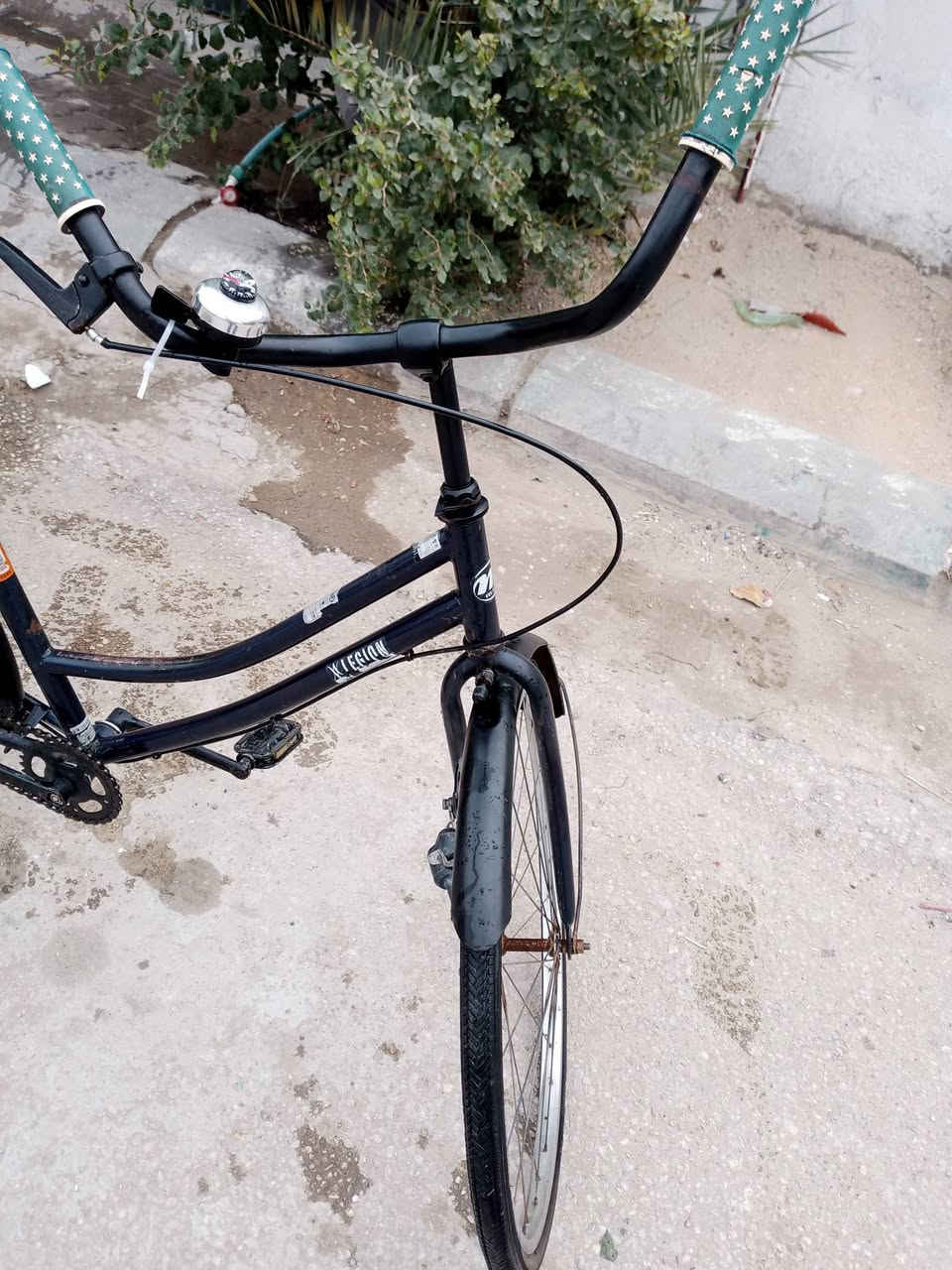 السلام عليكم بايسكل للبيع ياباني اصلي حجم26لون نيلي نقص سرج لونة ماجارد ماشة اصلية تايراتة نضيفة ابريك جديد  السعر60الف بي مجال بسيط  المكان كربلاء سيف سعد  الألف دار قرب مولدة سيد صالح الرقم***********واتساب شغال
