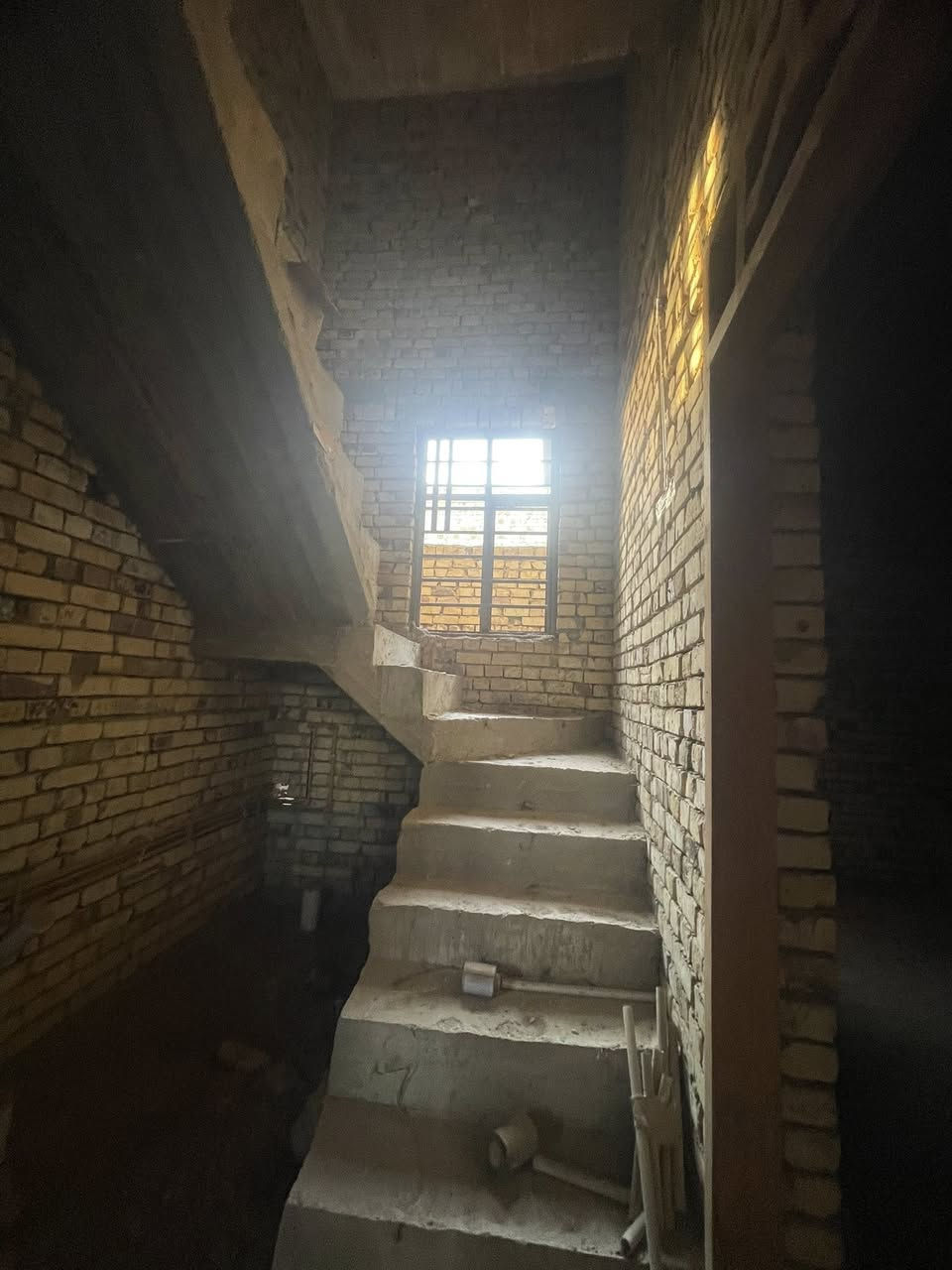 دار للبيع هيكل  مساحه ١٠٠ متر مربع ١٠*١٠
العنوان الجمعيات حي الاساتذه قرب المدرسة 
***********  السعر خاص
