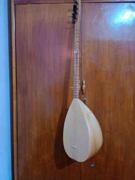 "المعروف لا يعرف" باغلاما زند طويل او مثل ما يسموه طمبورة او ساز من الماركة الشهيرة التركية ( ديار ساز ) قطعة نظيفة وجديدة جداً غير مستعملة اوتار الشركة مع سيت اوتار إضافي وجنطه نقص ريش العزف فقط بسبب عدم شحنهم مع الآلة تگدر تعزف بيهه بريشه عود او غيتار اذا حاب السعر 90 الف دينار المكان ميسان العمارة ماكو توصيل الرقم ***********
