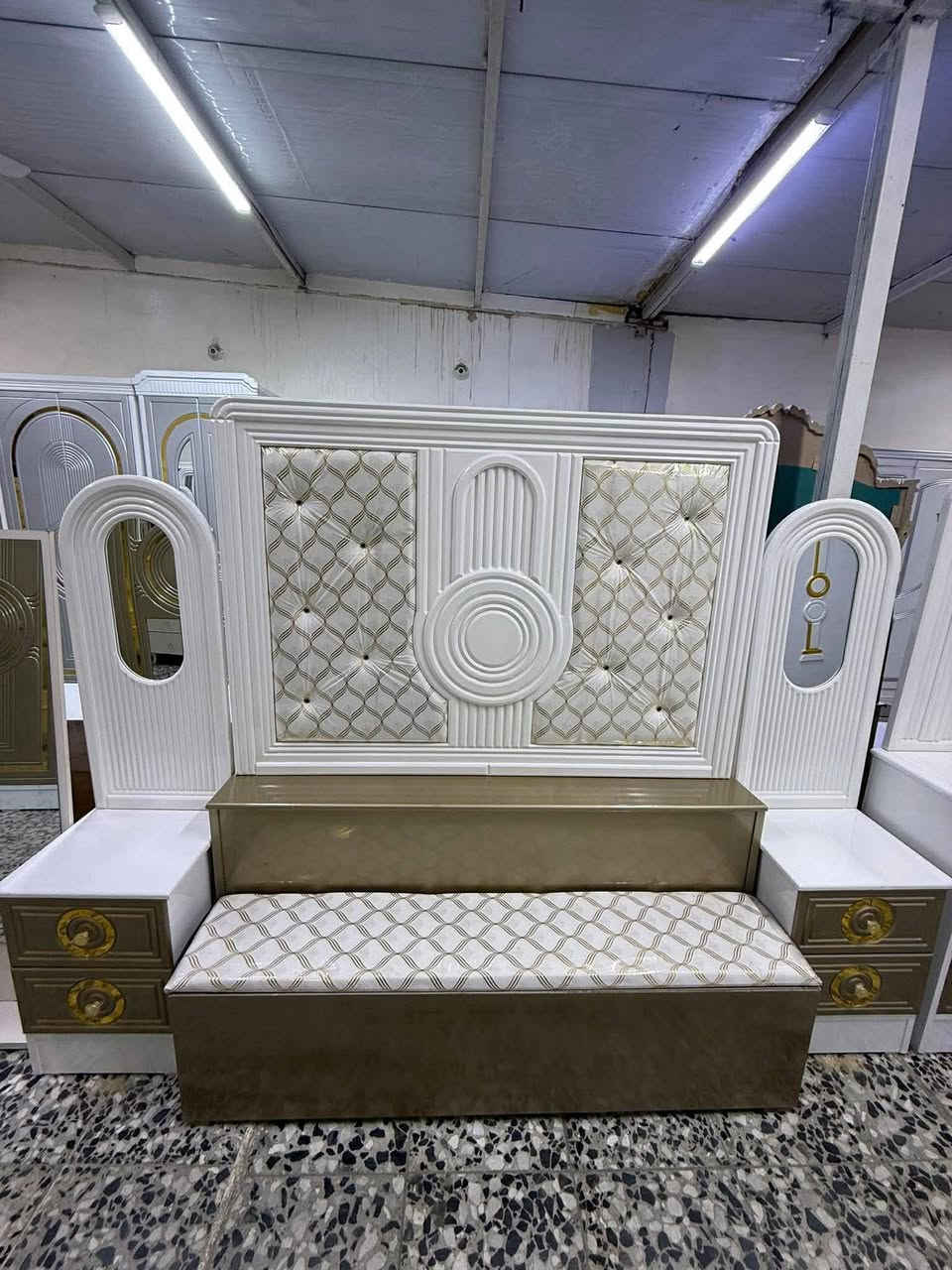 غرفة نوم صاج عراقي جديد موديل اسوار صبغ حراري شغل حديث حفر سينسي زاوية بارتفاع كنتور صوميه السرير ٦ ارجل بلوك اسود 
السعر مليون و ٥٠٠
نهايته مليون و ٤٥٠
مع الشد و النقل واصل داخل مناطق بغداد 
اما محافظات فقط كروة تختلف


**إذا كنت صاحب هذا الإعلان وتريد حذفه لأي سبب، رجاءا أرسل رسالة إلى الدعم الفني**