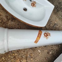 باب مستعمل • قواعد تواليت غير مستعمل • مغسلة غير مستعمل