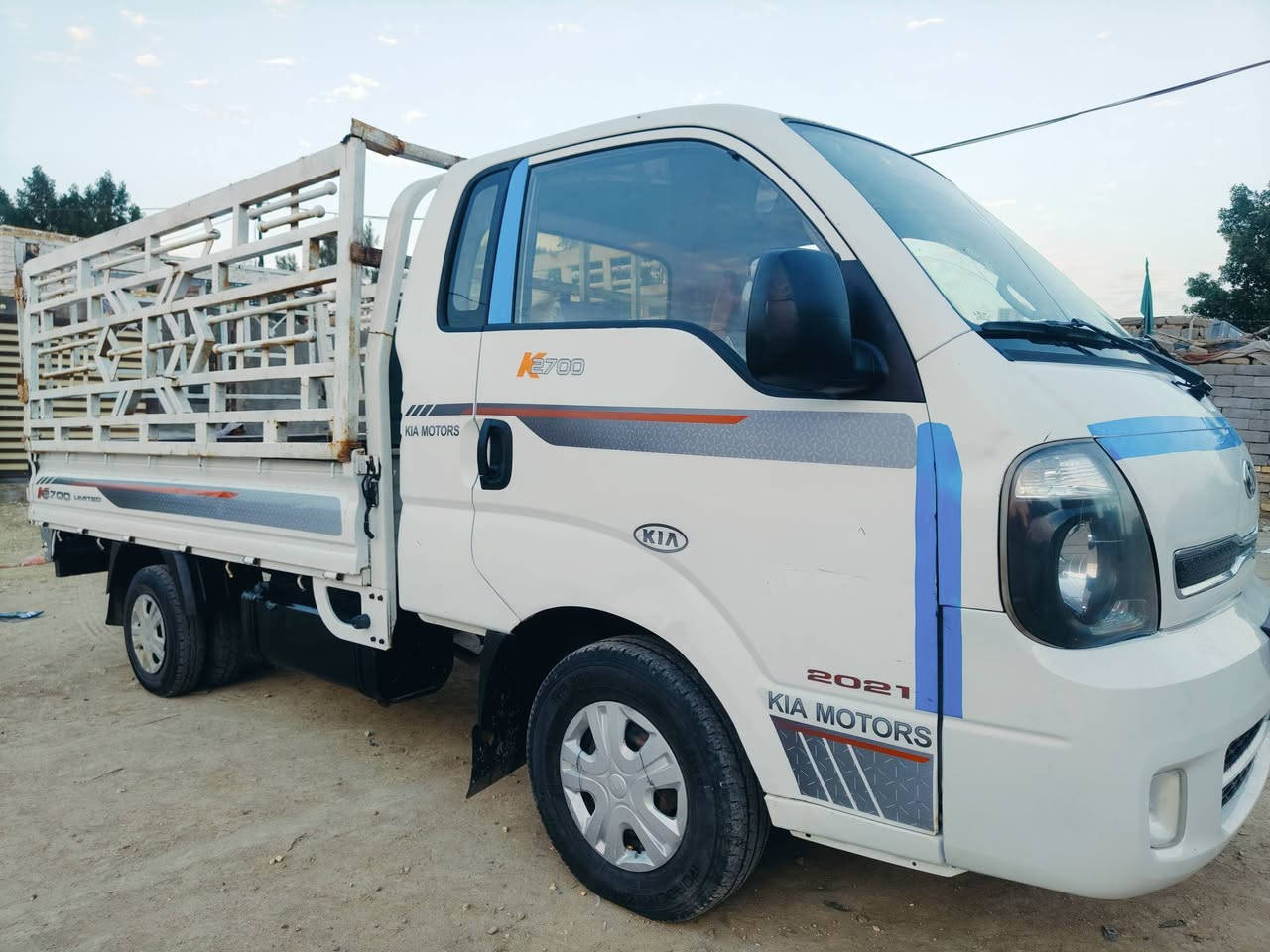 سلام عليكم سيارة للبيع كيه بنكو حمل موديل 2017
سيارة جاهزة مآل جناي مكفوله كفاله عامه من كلشي 
من الضربة والتبديل والخياس والصبق بلاد مكينة 2700
رقم بصره تحويل مباشر سنويه مجدده لل 2029 مشروع وطني 
سيارة جاهزة جديده حيل برقي نقص مابيها 
مكينة وكير واكسن مكفولات حداديه جديده تخم تايرات جدد 
سعر 100 ورقه المكان الناصريه أكثر استفسار تصل 
***********
