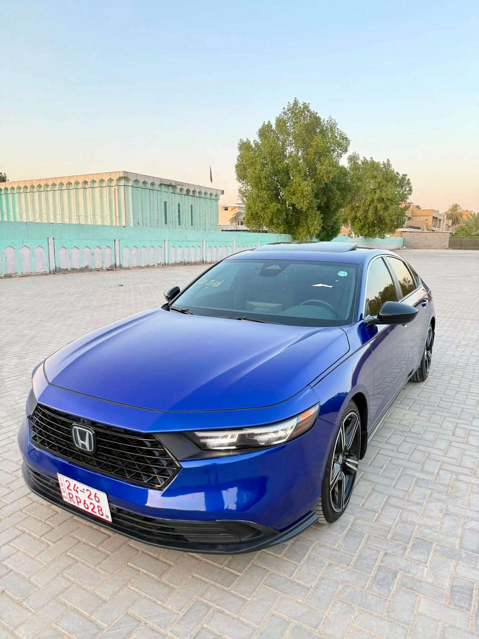 السلام عليكم  
موديل 2024 جديدة بلكارتون بعدهه بريحة الشركة 
 هوندا اكورد هايبرد سبورت دخول جديد
كاتي (بدون رقم)
حادثها طخة بسيطة في البنيد و مبدل و مصبوغ
ايرباك ستيرن راجع سستم 

• مكينة 2000 هايبرد تنفس طبيعي
• شاشة كبيرة
•فتحه
• كاميرا خلفية 3 حركات
• كرسي كهرباء  لون اسود  
• رادار امامي
• مانع تصادم
• تحديد مسار + قيادة ثاتية
• شفتات بالستيرن
• مثبت سرعة
• بصمة + تشغيل عن بعد
• هاند بريك بصمة
•لايت عدسات زينون
• أوامر صوتية
• 3 أنظمة قيادة (eco, ev, sport)
• بلوتوث + كاربلي و اندرويد اوتو وايرليس
• مدخل USB + AUX
السعر  168 وبيها مجال

بدون اي داخل لغد شاصي كفالة
للاستفسار 
***********
مكان السيارة بغداد الغزالية
