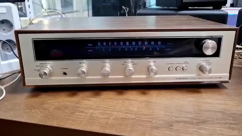 PIONER AMPLIFIRE SX300
امبلیفایر و رادیو بایونیر

واجهة سلفر و المنیوم و خشب
یخرج 4 سماعات 
حجم لارج 
نظیف و شغال 
سعر / ١٢٠  الف
توصيل كل المحافظات
محمد الآغا للصوتيات
***********
