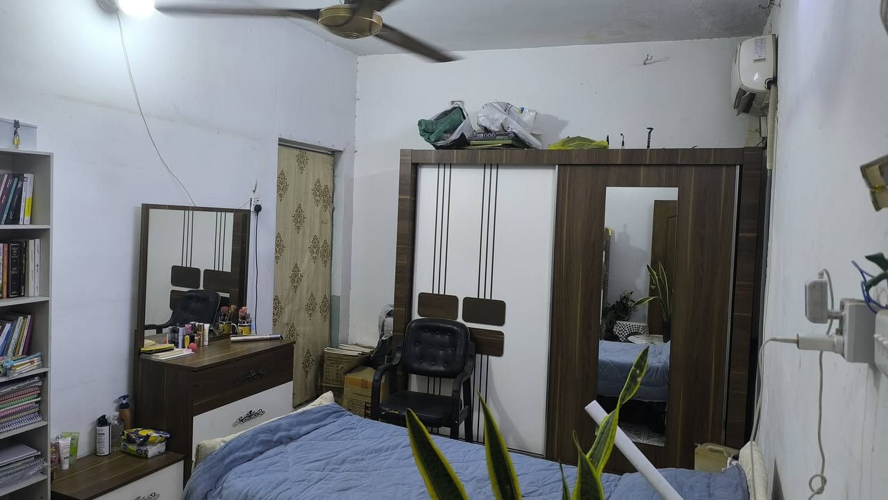 السلام عليكم
بيت 110م 5 ونص في 20في الشعب حي التجار الاولى قرب سيطرة الاسواق المركزية القديمة قريب ع الهايبر.. بناء بداية الالفين بي عكادة جوه 

طابقين الطابق الارضي حمام وحوش ىاستقبال وحولي ومطبخ وغرفة نوم والطابق الثاني 3 غرف نوم مع الخدمات ووحده منهن سويت والسطح بيتونه ومخزن 

شارع عريض ومنطقه هادئة فول

***********
