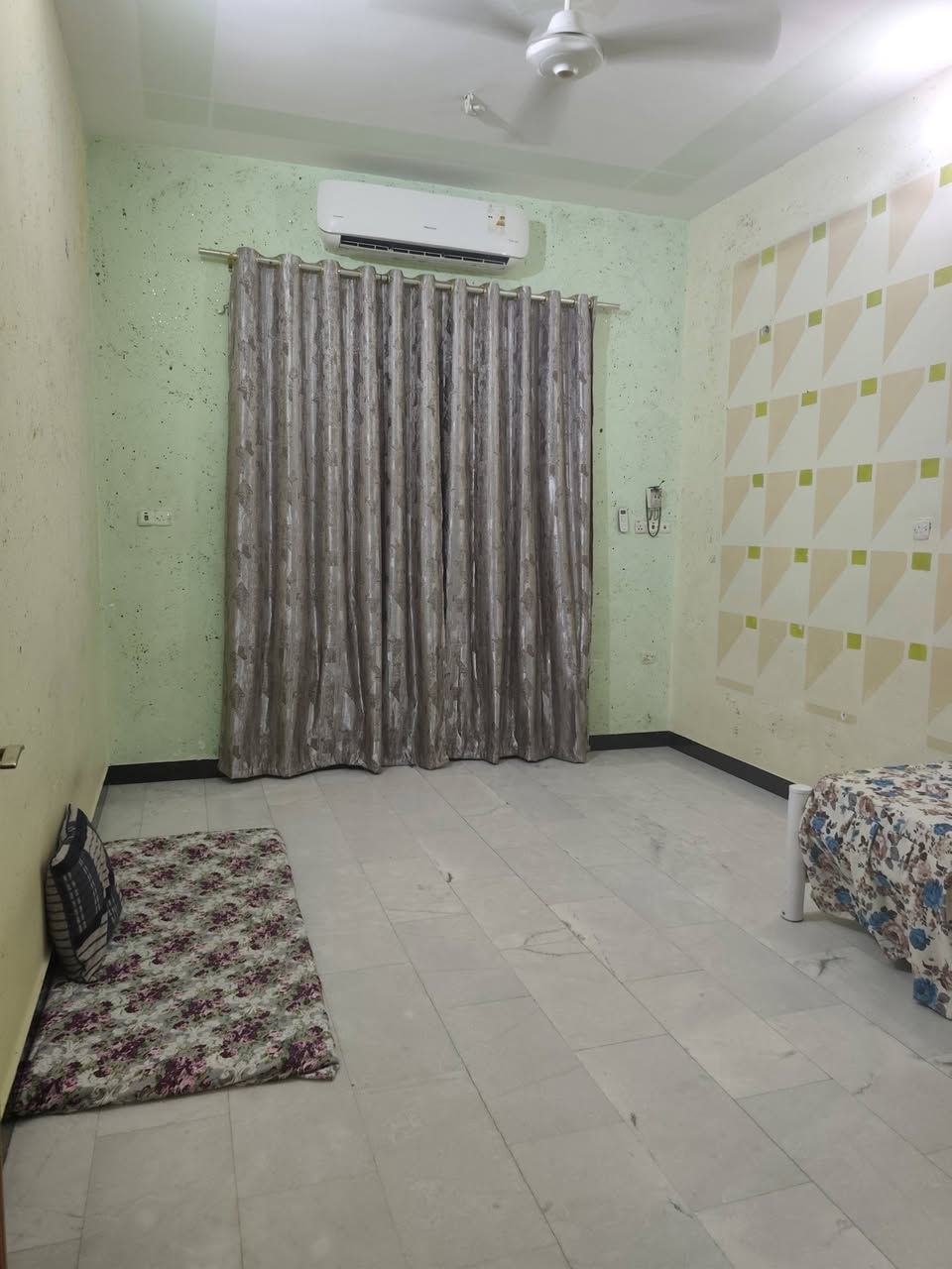 هذا البيت بيع مستعجل.
يفيدك حتى على باب الله. استفاد بي .
مواصفات......
200م على ساحة 
بالخدمات الخاجيه. 
طابقين بناء سنه 2019 
ارضيه مرمر بناءه مرتب . تكمل الواجه البيت راح يختلف عندك كل شي.
للاستفسار الاتصال ***********
