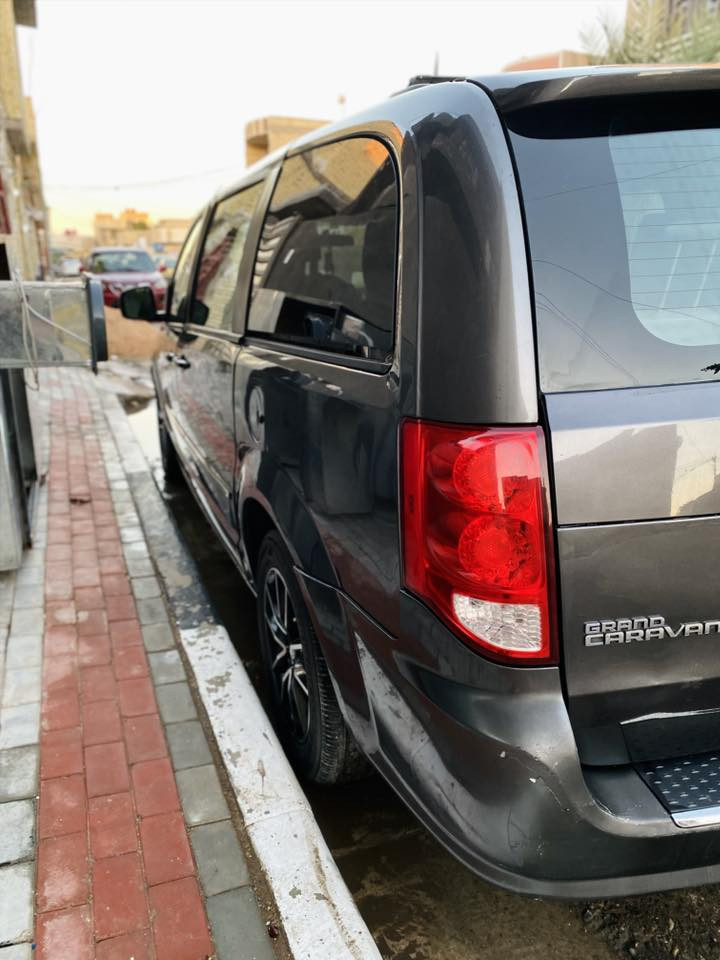 السلام عليكم اخوان سيارة دوج كرفان فئة RT موديل ٢٠١٦ رقم نجف مالكها بالنجف تحويل مباشر محرك وكير جديد 3600 فول مواصفات عدا الفتحة ابواب كهرباء مقاعد جلد ومغلفيهن للحماية السعر 123 وبيها مجال بيها ملاحظات بسيطة للشراي يتصل ويدلل مكاني كربلاء  
هاتف ***********.
