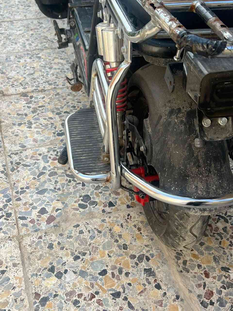 سلام عليكم عندي دراجة شحن هارلي  بس شاشه شكل كبيره موديل 2025 أو مراوس دراجة بريز أو سكنس عنوان  بغداد الراشديه مقابيل جسر الحسينيه سعر 600 بيها مجال ***********
