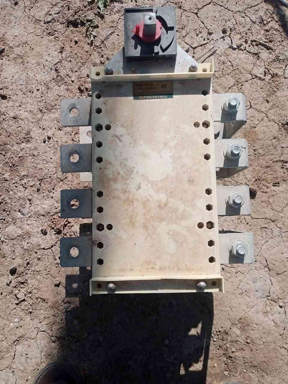 قاطع تحويل من كهرباء الى مولد وبلعكس 630 انبير. جديد مستعمل قليل سعر 300.المبايل ***********
