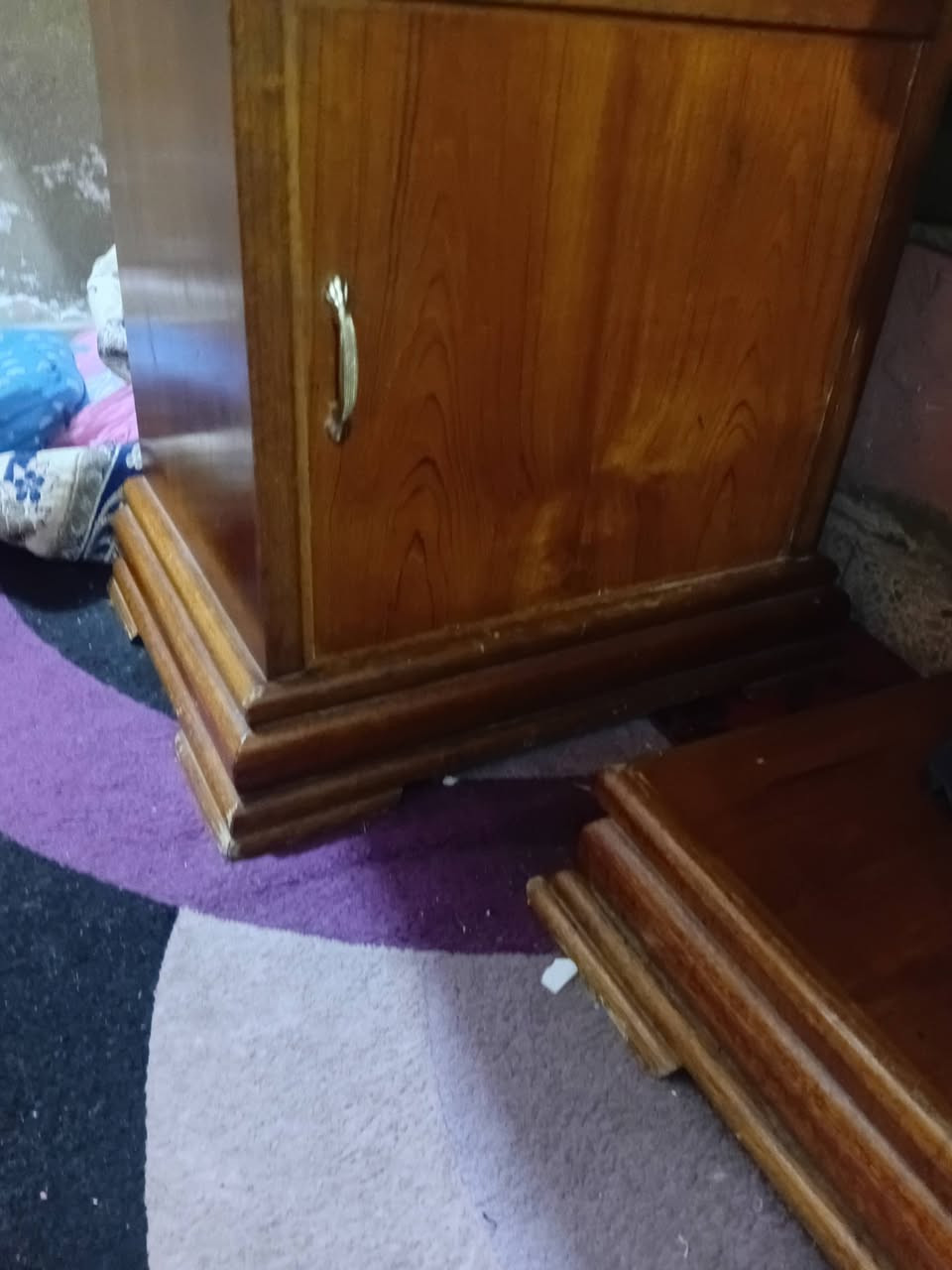 غرف نوم كامله مع كافه ملحقاته واعتذر مااكدر اصورها منصوبه بسبب المكان ضيق صاج اصليه نظافتها ٩٠،،% مو سوكيه غرف تصكام اصليه السعر ***********
