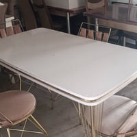 طاولة 4 أشخاص • نظيفة • سوران