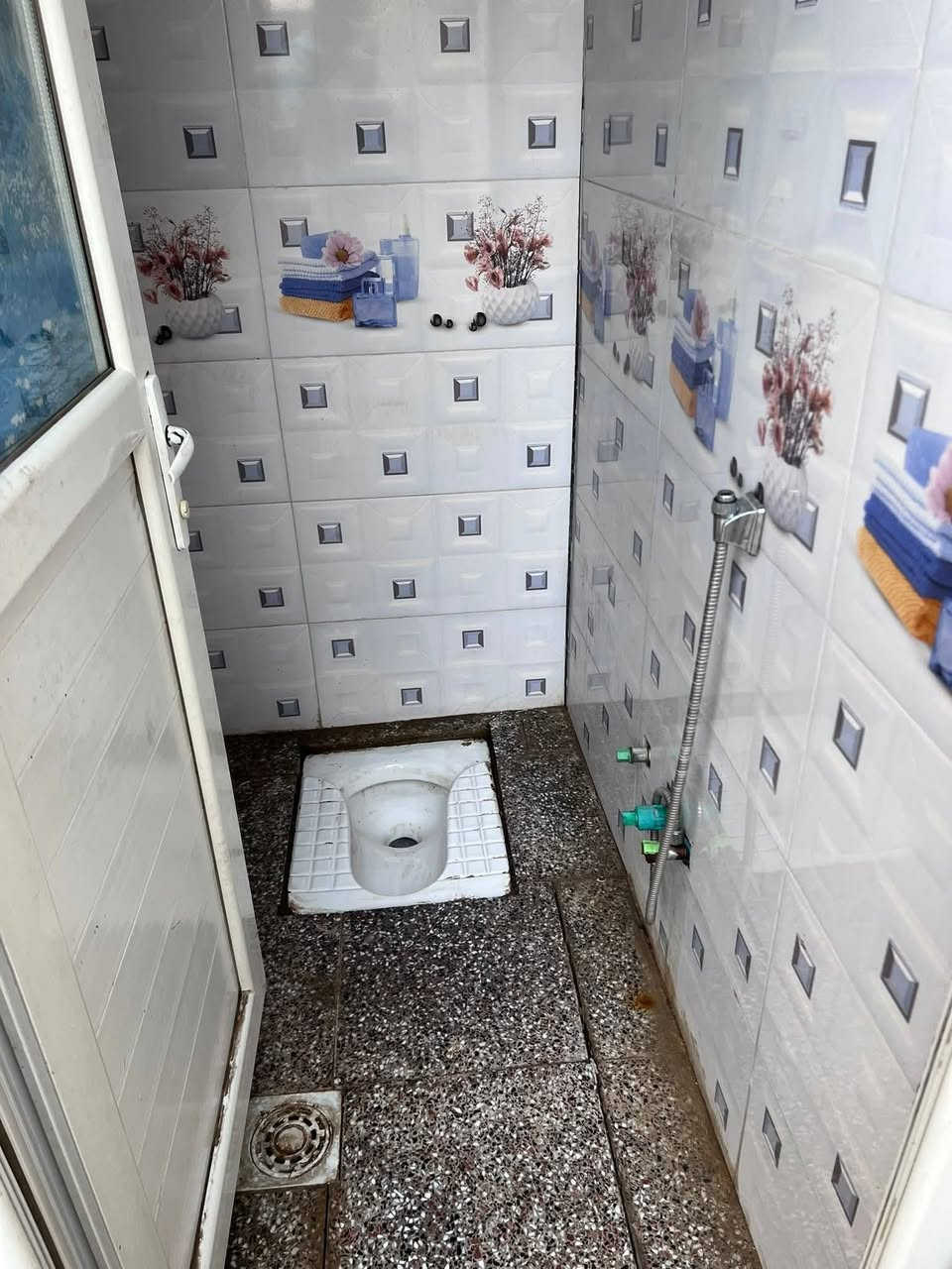 بيت ايجار133 متر طابقين الايجار 350 قفل مقدمه 3 اشهر  حي المكرمة قرب سوك المكرمة 
بي ثلاث غرف وصالة واستقبال ومطبخ وصحيات
***********
