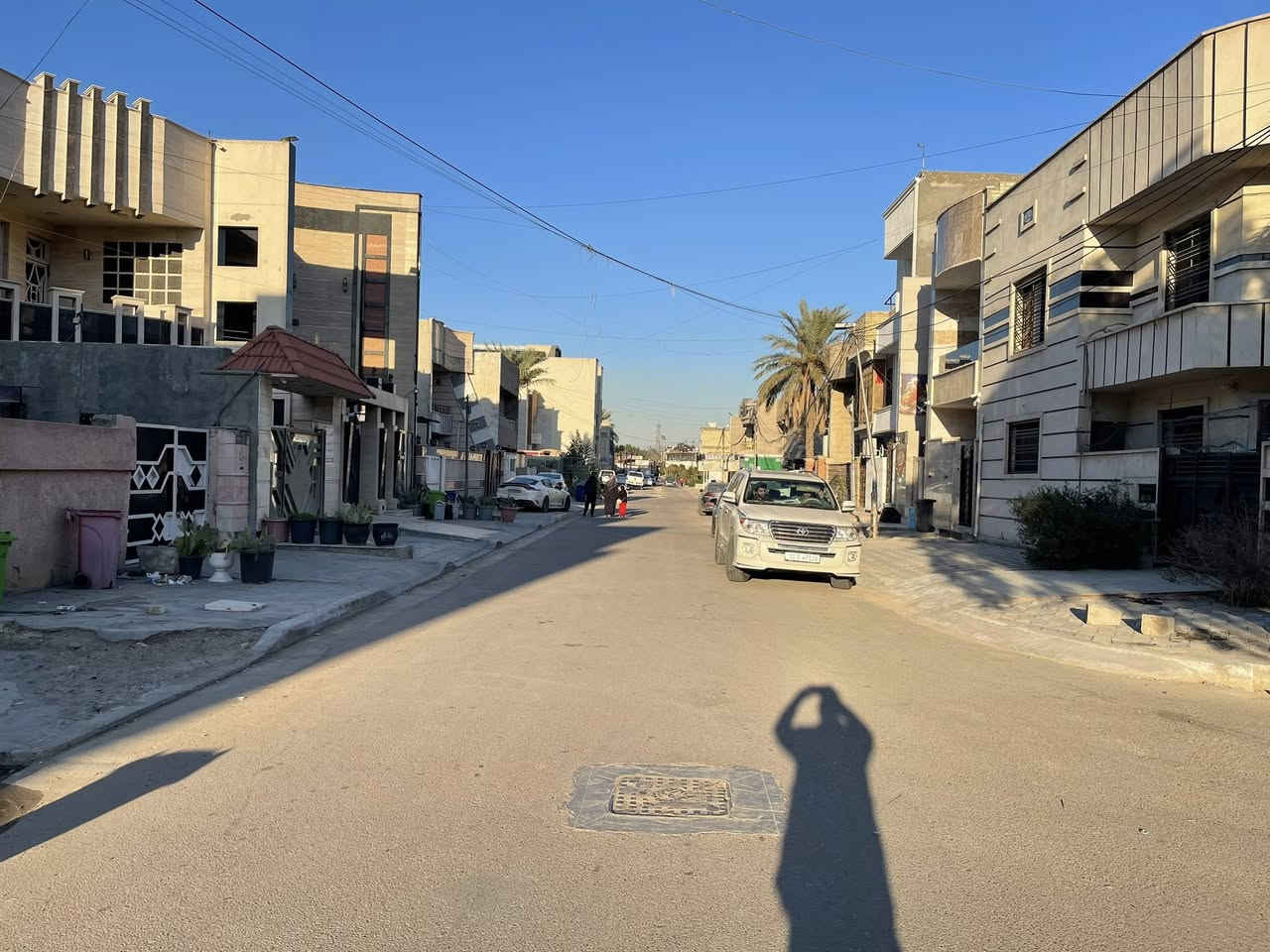 للبيع دار مسلح بناء ٢٠١٤ جداً نظيف المساحه ٢٧٠ متر الواجهه ٩ متر والنزال ٣٠ متر يحتوي الطابق الارضي على كراج وخدمات ومطبخ واستقبال بالوجه وهول حولي وغرفتين نوم وتصعد الدرج اكو غرفة نوم تابع للطابق الارضي والدرج يصعدك للسطح 
الطابق الثاني نظام شقتين الدرج خارحي من الكراج تصعدله تحتوي كل شقه على مطبخ واستقبال وغرفة نوم وخدمات ودرج تصعد للسطح الموقع شارع فلسطين محله ٥٠٣ النيل مدخل التربيه المقابل اريدو ثالث فرع عاليسار فرع عريض وهادئ والحلوه انو مقابل البيت فرع عريض 

للاتصال *********** او *********** شركة الخيمه للعقار السعر عالخاص راسلني لو تتصل
