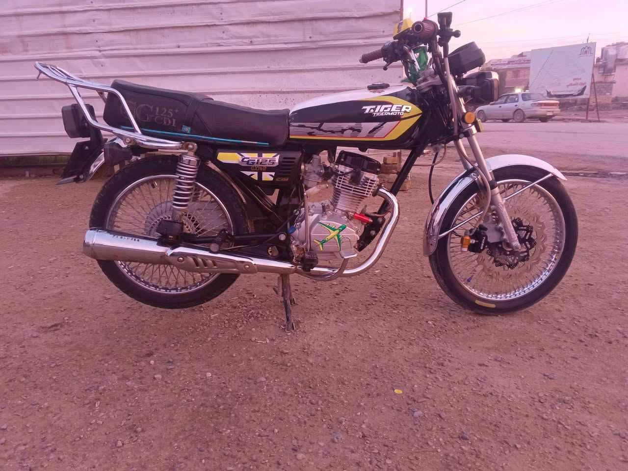 السلام عليكم اخوان
بيع متوازي بسبب ضرف مادي 

تايكر موديل 25 كفاله عامه كهربائيّات اوراق 

عدله ونهضه خير من الله محرك 150 غطاس 

سعر... 600.... وبيه مجال بسيط 

مكاني حله شوملي 

***********
