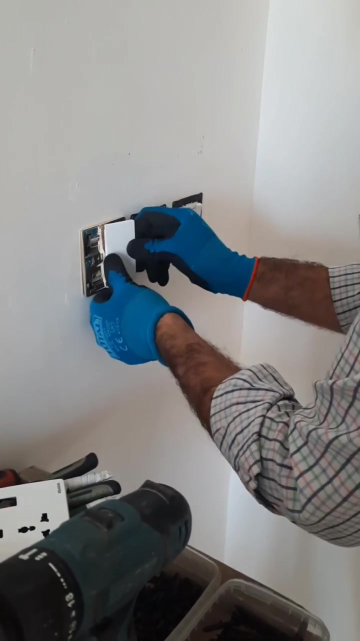 بسم الله الرحمن الرحيم

على بركة الله هذهِ من اعمالي الكهربائية لاحد البيوت في منطقة شارع فلسطين وقد تم استخدام . 
  نظام تاسيس البوري والبيت مؤرث مع انارة بروفايل وسبورت لات وانارة مخفية ودرج بيانو واستخدام البوتلس في ربط السويچات والبيت مجهز بكامرات وحاكية  وانترنت نرجوا ان تنال اعجابكم. 

ملاحظاتكم ارائكم بالعمل بالعمل
علي راضي الحلفي ***********
