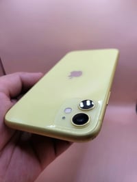 آيفون 11 العادي للبيع جداً نظيف و كلشي شغال بي حتى فيس إيدي شغال  نضاف...