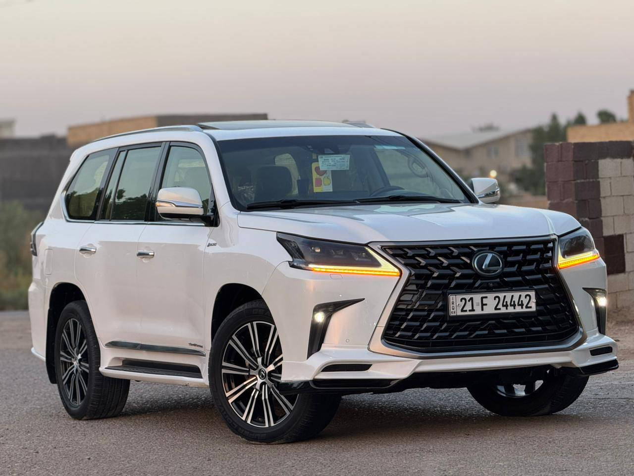 للبيع سيارة لكزس LX 570 موديل 2016 
ملاحظة: (( السياره مكفولة كفاله عامة فقط باب السائق مصبوغ مثل ما موضح بالصور و موجود صورة لتقرير الفحص ))

المحرك: V8 بسعة 5.7 لتر

قوة 362 حصان

ناقل الحركة: أوتوماتيكي بـ 8 سرعات مع خاصية التحكم التتابعي.

نظام الدفع: دفع رباعي مستمر مع قدرات متقدمة للطرق الوعرة. 

توزيع المقاعد: 8 مقاعد موزعة على ثلاث صفوف ،( مقاعد أمامية حاضنة، وصف ثانٍ قابل للانزلاق كهربائياً وصف ثالث قابل للطي كهربائياً).

شاشة عرض قياس 12.3 بوصة ونظام ملاحة، مع نظام صوتي فاخر يتكون من 9 سماعات.

التجهيزات: مقاعد جلدية ناعمة، تدفئة وتهوية للمقاعد الأمامية، وإضاءة داخلية LED محيطية. 
الأمان والتقنيات

نظام الأمان (Lexus Safety System+): قياسي ويشمل نظام مراقبة ما قبل التصادم مع كشف المشاة، ونظام تنبيه مغادرة المسار، ومثبت سرعة راداري.

الوسائد الهوائية: مزودة بـ 10 وسائد هوائية قياسية لحماية الركاب في الصفوف الثلاثة. 

السعر 590 
المكان النحف
التواصل : ***********
