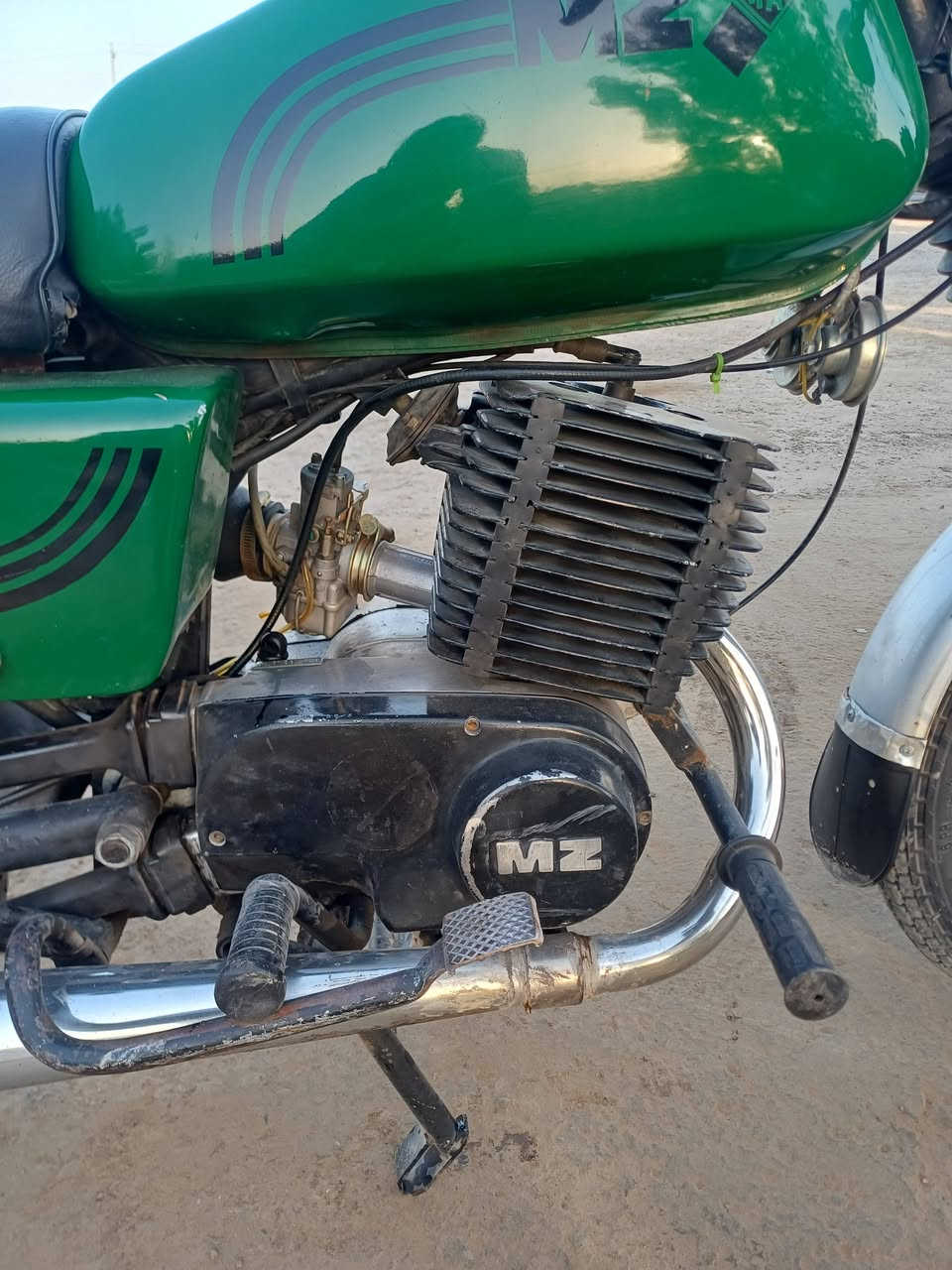 سلام عليكم
دراجه mz 1982 للبيع بدون بدون كصه1 كهربائيات كلها شغاله بيها لحيم بل خشم فقط للستفسار *********** مو شراي لا يتعباني.
