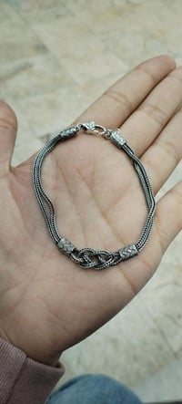 سوار فضه ٩٢٥ وزنه يطلع ١٢ او ١٣ غرام سعر ٧٠ وبي مجال شي بسيط الي يريده...