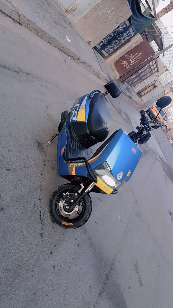 سلام عليكم
دراجه شحن دراجه 
حلوة حيل وكملة ونضيفه
وما نقصه شي سويج عدد2 بيه 
6بطريات دراجه تخبل مكان بغداد ***********
