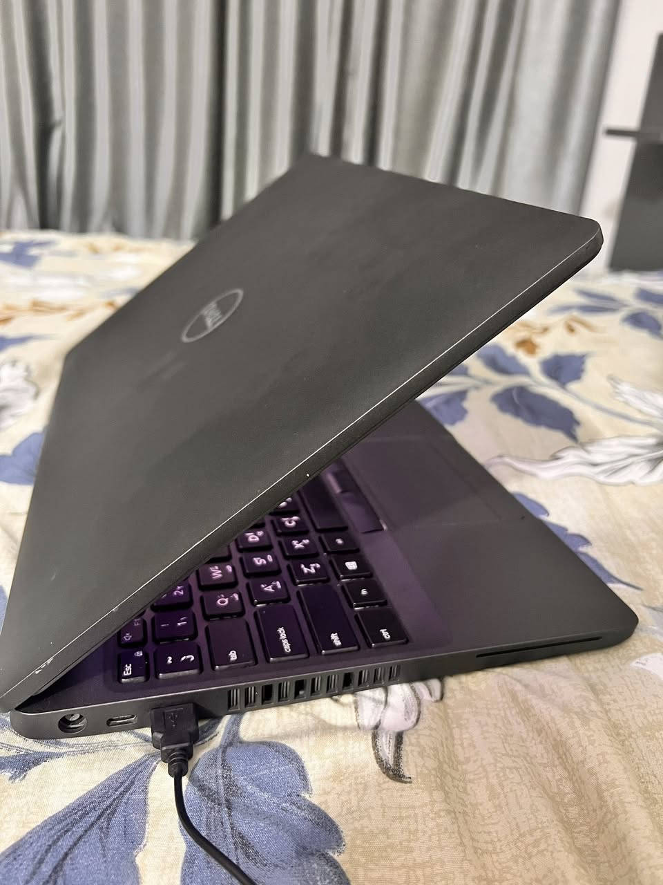 لابتوب Dell Latitude 5500 (نسخة خاصة) - نظافة 99% 🌟
الحالة: شبه جديد (نظافة فائقة وكأنه لم يُستخدم).
الفئة: للأعمال الشاقة، طلاب الهندسة، والمصممين.
💻 المواصفات التقنية:
• المعالج: Intel Core i5 (الجيل الثامن) - أداء سريع ومستقر.
• يحتوي على كرت شاشة خارجي: منفصل (AMD Radeon) لتشغيل برامج التصميم والألعاب المتوسطة بسلاسة.
• الشاشة: قياس 15.6 بدقة FHD (1920x1080) - ألوان واقعية ووضوح عالي جداً (IPS).
• الشاحن: يأتي مع شاحن dell الأصلي العملاق بقوة 130 واط (شحن سريع واستقرار تام للأداء). 🔋
• المميزات: كيبورد ضوئي (عربي-انكليزي) ، منافذ USB-C، وبطارية بحالة ممتازة جداً.
✨ النقاط القوية:
✅ النظافة: الجهاز بحالة 99% (بدون شخط أو كسر).
✅ الأداء: وجود كرت الشاشة الخارجي يجعله يتفوق على النسخ العادية المتوفرة بالسوق.
💰 السعر: 400,000 دينار عراقي فقط (سعر نهائي ومناسب جداً).
📍 الموقع: [بغداد - الحبيبية]
📞 للتواصل: [***********]
متوفر توصيل داخل بغداد فقط 🚚
