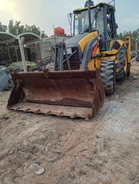 حفاره فالفو موديل 2005 سلايت ومقص رقم الماني بيها خلل بسيط  بالمحرك  و...