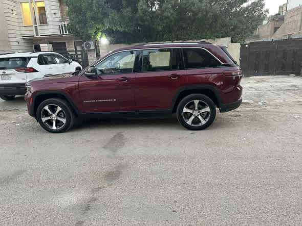 السلام عليكم 
جيب كراند شيروكي 2023 لمتد 4xe هايبرد فول مواصفات ثلاث شاشات ماشية حاليا 7900مايل
حادثها جاملغ وباب مبدل نفس اللون ايرباك البردة طاك 
السعر : 34000$ 
للاستفسار ***********
