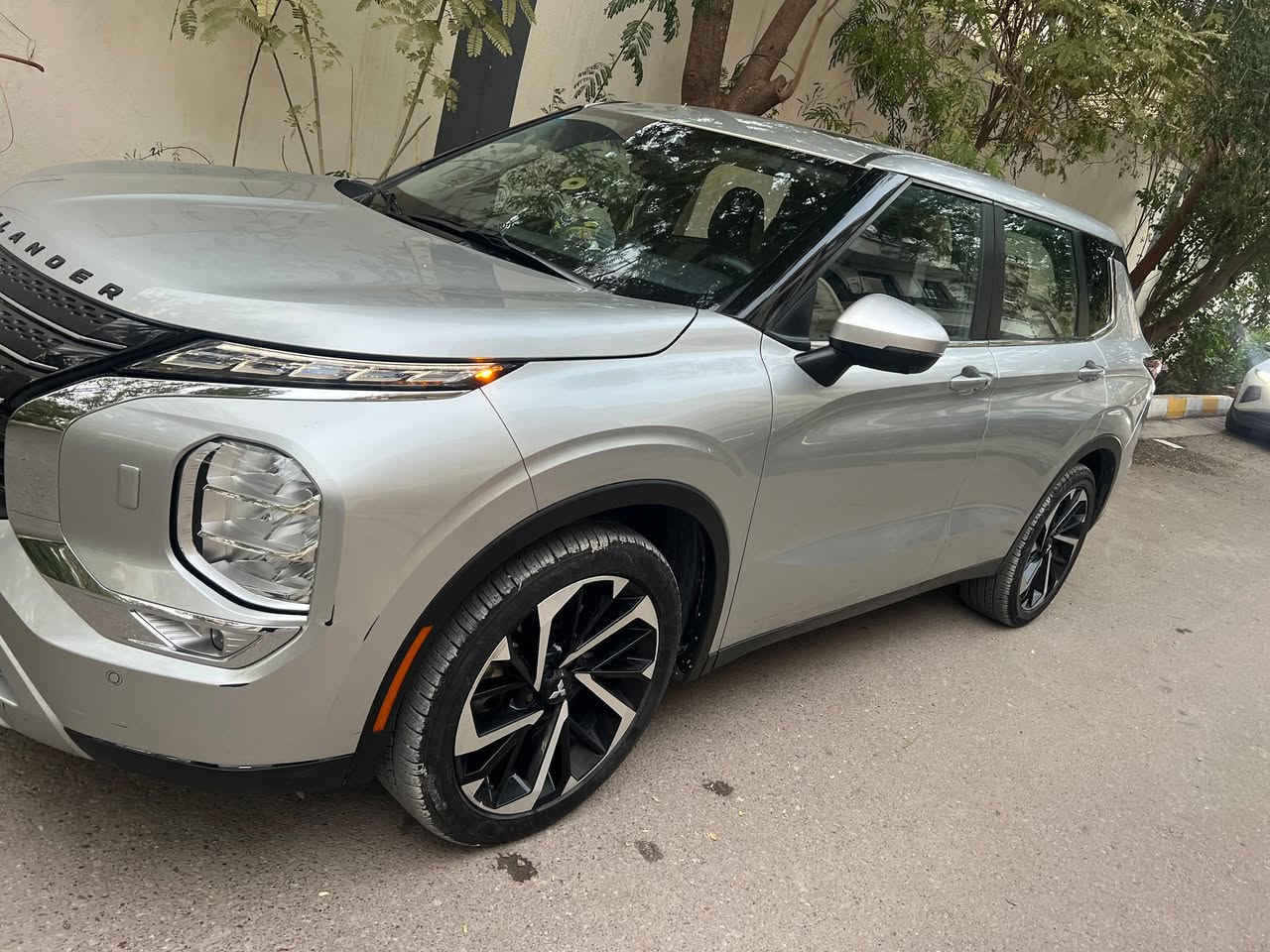 السلام عليكم
سياره مستيوبوشي اوتلاندر موديل 2024 فول مواصفات بانوراما 
رادارات اماميه + مري جانبيه 
5 كامارات
حادثه جدا بسيط دعاميه خلفي + بك لايت مبدل وشخط باب الايمن موضح في الصوره 
سعره 270وبيه مجال بسيط رقم الهاتف ***********
