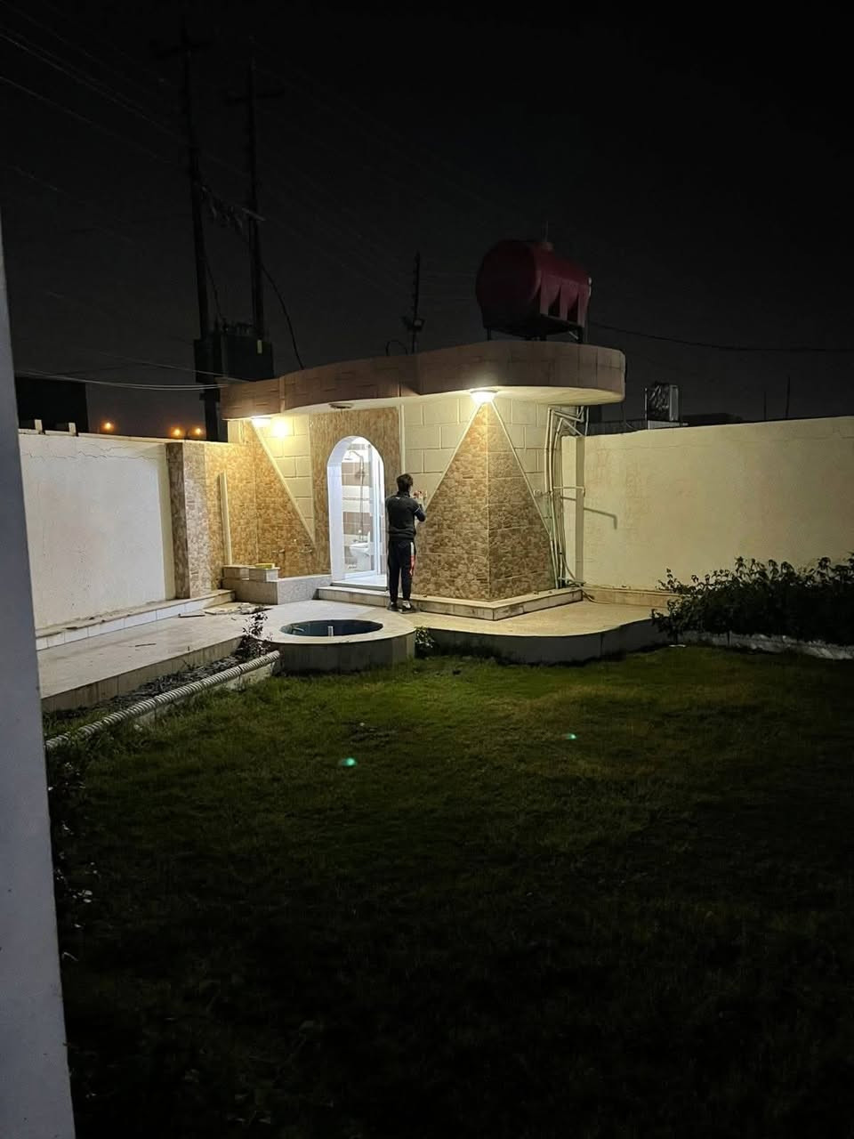 للبيع  :
  دار كبير طابقين زراعي سند ٢٥ مؤثث مع السبالت يحتوي على / ٥ نوم/ رمادي/الصوفيه خلف النافوره بالفرع وخلف شارع ٤٠ التجاري موقع جيد جدا جميع الخدمات متوفره...
نقوش سحب... الأرضيه مرمر... 
المساحه/ ٥٧٥ متر الوجه/١٦×٣٦ بناء طابوق وحجر 
الأرضي/ ٢ نوم ٥×٤/ استقبال كبير ١٢× ٥/ هول٥×٤/ صالات ٢/ حمامات داخليه ٢/ وخارجيه ٢/ حديقه كبيره مع نافوره/ كراج كبير يتسع ٣ سيارات/ مخزن خلفي
الثاني/ ٣ نوم/ صاله كبيره/ مع غرفة خادمه
السعر خاص/ الجاد يتصل متوفر واتساب 
للاستفسار مع مكتب أبو وسام للعقارات 
*********** أبو وسام للعقار... لا أتعامل بالتعليقات لطفاً... تحياتي
